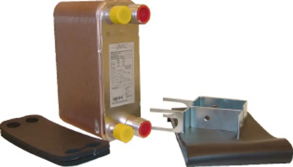 Plattenwärmeübertrager mit metallischem Gehäuse, zwei Anschlüssen in rot und gelb, und Zubehörteilen, zur Verwendung in Solewärmepumpensystemen von Bosch.